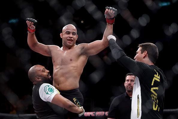 Warlley Alves (bermuda preta) venceu Nordine Taleb pro finalizao no segundo round