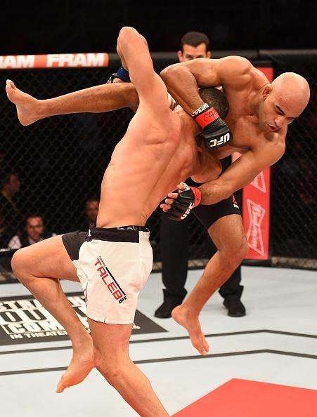 Warlley Alves (bermuda preta) venceu Nordine Taleb pro finalizao no segundo round