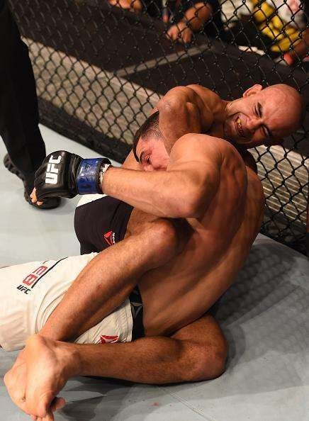 Warlley Alves (bermuda preta) venceu Nordine Taleb pro finalizao no segundo round