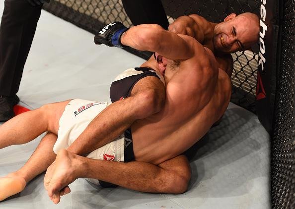 Warlley Alves (bermuda preta) venceu Nordine Taleb pro finalizao no segundo round