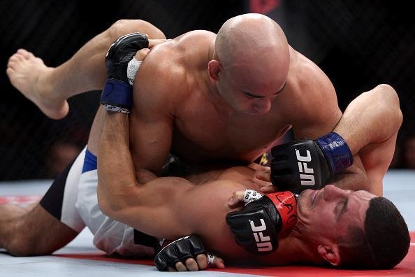 Warlley Alves (bermuda preta) venceu Nordine Taleb pro finalizao no segundo round