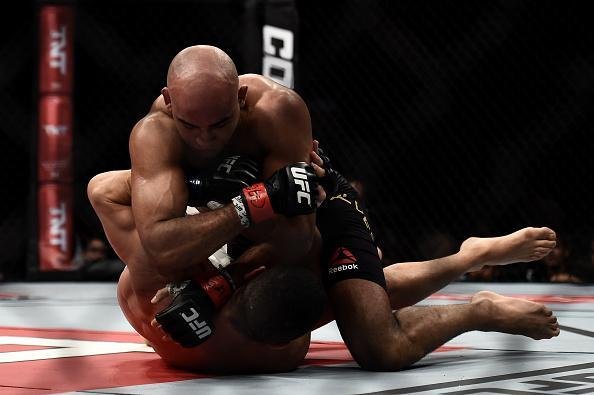 Warlley Alves (bermuda preta) venceu Nordine Taleb pro finalizao no segundo round