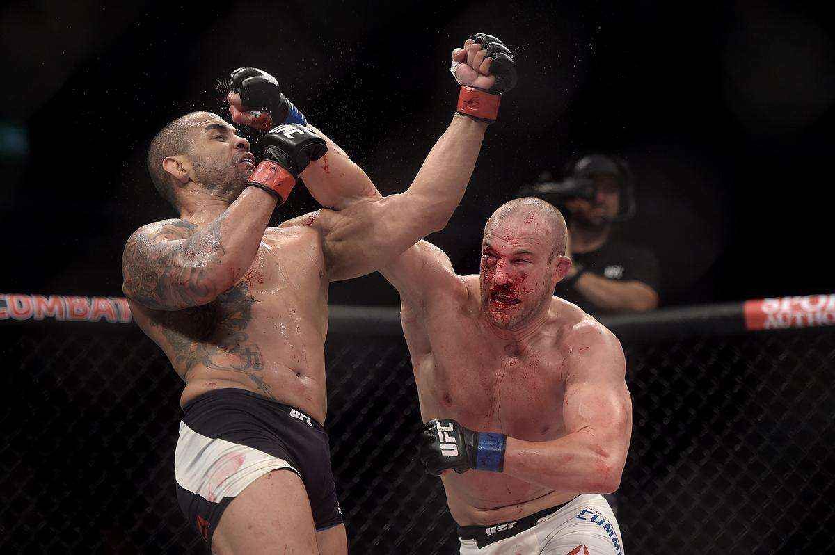 Patrick Cummins (bermuda branca) venceu Rafael Feijo por nocaute tcnico no terceiro round