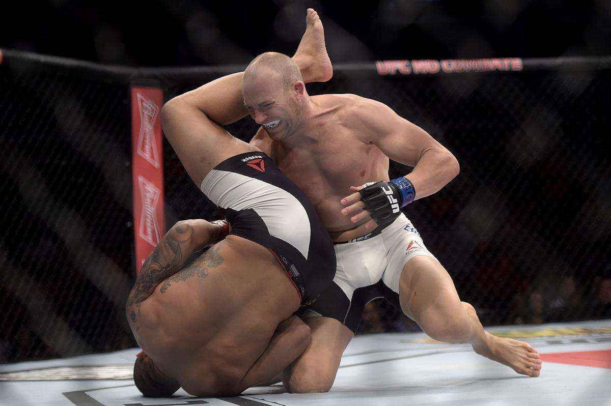 Patrick Cummins (bermuda branca) venceu Rafael Feijo por nocaute tcnico no terceiro round