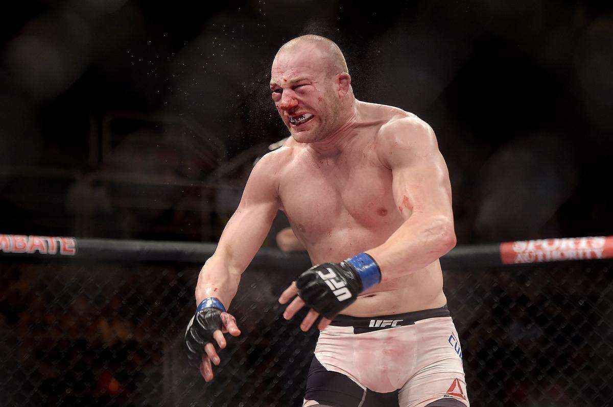 Patrick Cummins (bermuda branca) venceu Rafael Feijo por nocaute tcnico no terceiro round