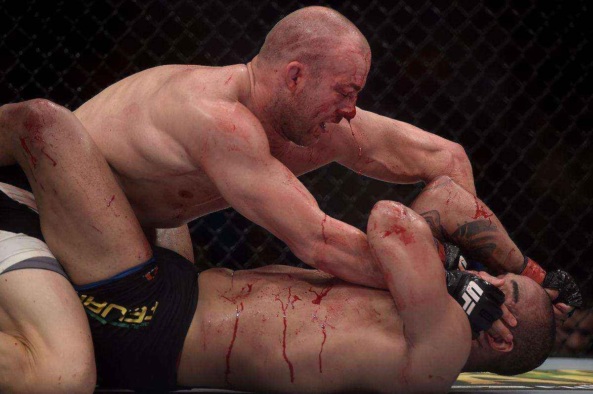 Patrick Cummins (bermuda branca) venceu Rafael Feijo por nocaute tcnico no terceiro round