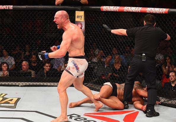 Patrick Cummins (bermuda branca) venceu Rafael Feijo por nocaute tcnico no terceiro round