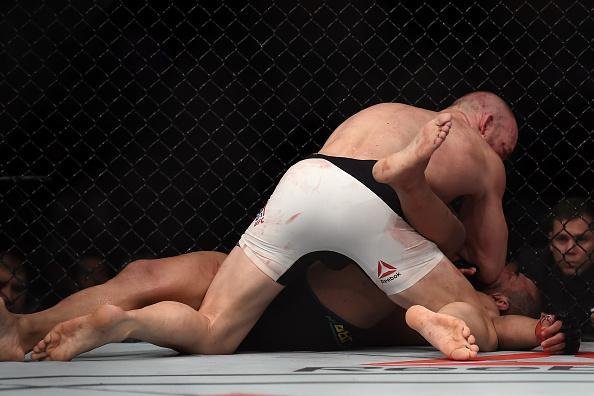 Patrick Cummins (bermuda branca) venceu Rafael Feijo por nocaute tcnico no terceiro round