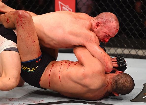 Patrick Cummins (bermuda branca) venceu Rafael Feijo por nocaute tcnico no terceiro round