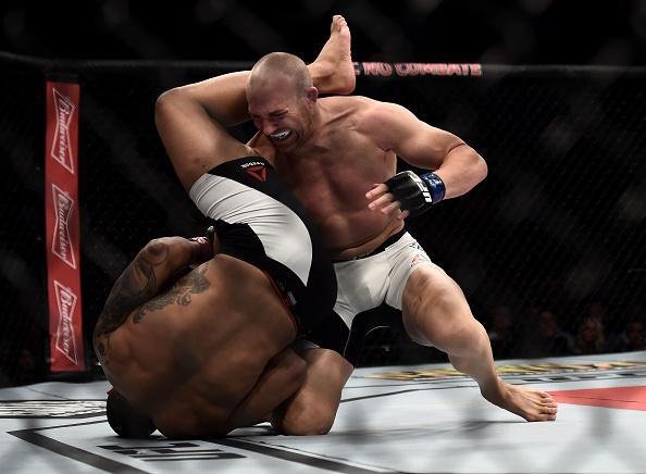 Patrick Cummins (bermuda branca) venceu Rafael Feijo por nocaute tcnico no terceiro round