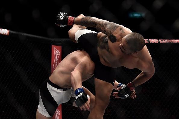 Patrick Cummins (bermuda branca) venceu Rafael Feijo por nocaute tcnico no terceiro round