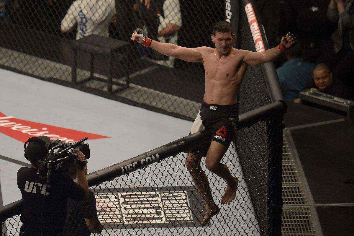 Demian Maia (bermuda preta) venceu Neil Magny por finalizao no segundo round