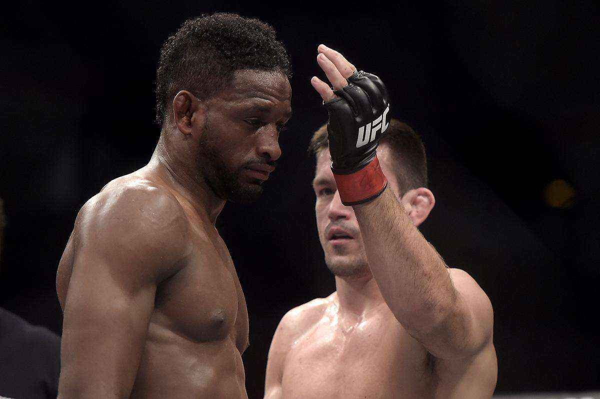 Demian Maia (bermuda preta) venceu Neil Magny por finalizao no segundo round