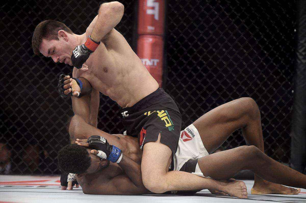 Demian Maia (bermuda preta) venceu Neil Magny por finalizao no segundo round