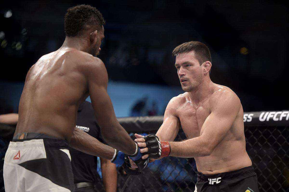 Demian Maia (bermuda preta) venceu Neil Magny por finalizao no segundo round