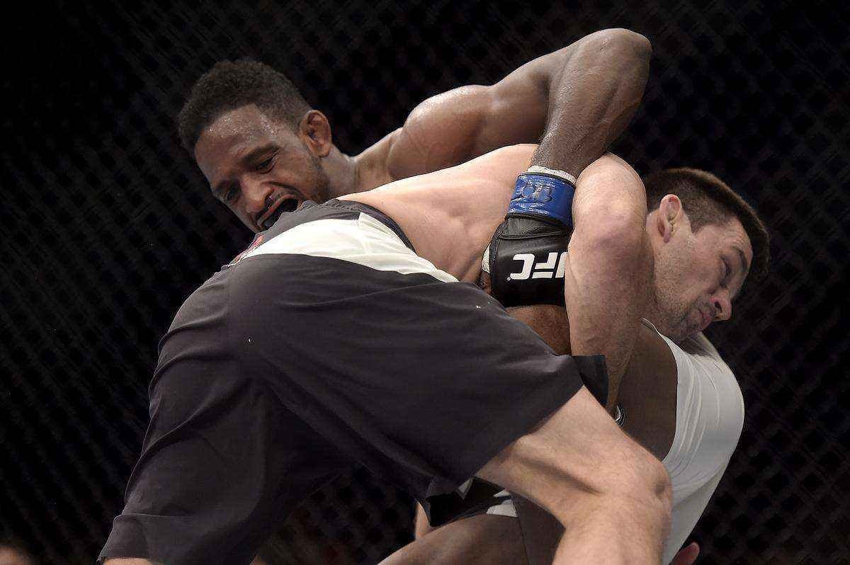 Demian Maia (bermuda preta) venceu Neil Magny por finalizao no segundo round