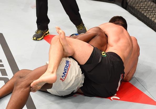 Demian Maia (bermuda preta) venceu Neil Magny por finalizao no segundo round