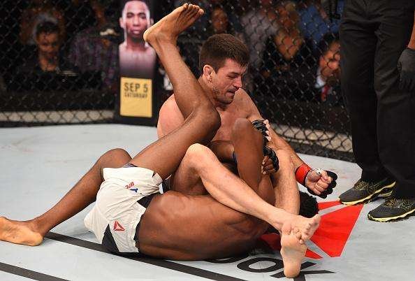 Demian Maia (bermuda preta) venceu Neil Magny por finalizao no segundo round