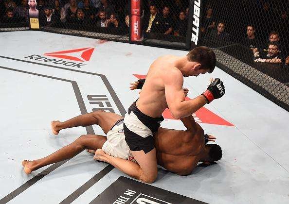 Demian Maia (bermuda preta) venceu Neil Magny por finalizao no segundo round