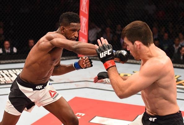 Demian Maia (bermuda preta) venceu Neil Magny por finalizao no segundo round