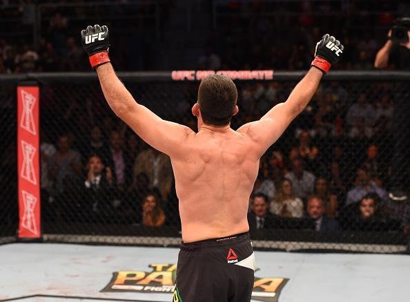 Demian Maia (bermuda preta) venceu Neil Magny por finalizao no segundo round