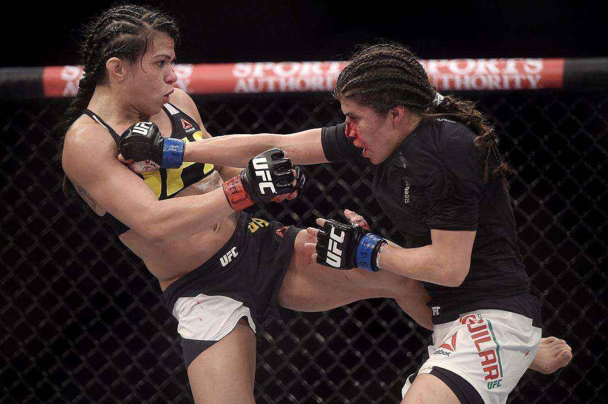 Claudinha Gadelha (luvas vermelhas) venceu Jessica Aguilar por deciso unnime