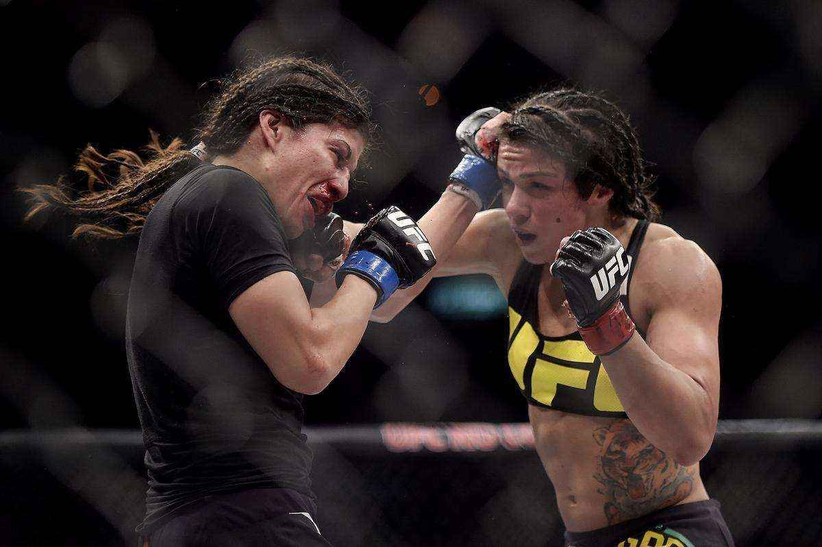 Claudinha Gadelha (luvas vermelhas) venceu Jessica Aguilar por deciso unnime
