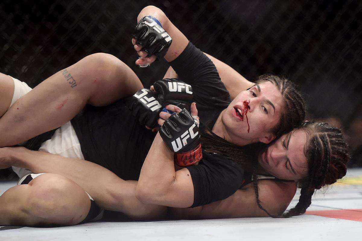 Claudinha Gadelha (luvas vermelhas) venceu Jessica Aguilar por deciso unnime