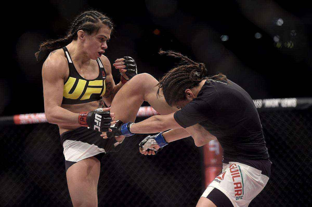 Claudinha Gadelha (luvas vermelhas) venceu Jessica Aguilar por deciso unnime