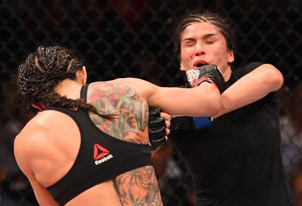 Claudinha Gadelha (luvas vermelhas) venceu Jessica Aguilar por deciso unnime
