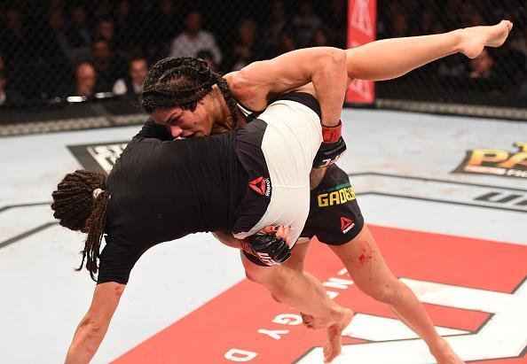 Claudinha Gadelha (luvas vermelhas) venceu Jessica Aguilar por deciso unnime