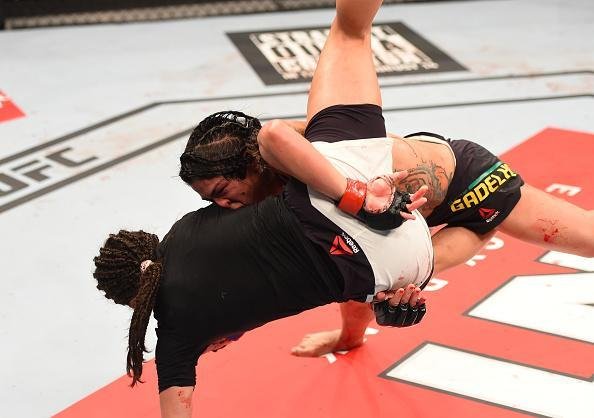 Claudinha Gadelha (luvas vermelhas) venceu Jessica Aguilar por deciso unnime