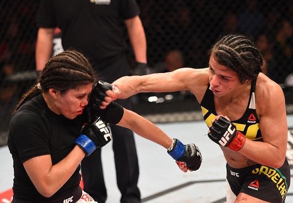 Claudinha Gadelha (luvas vermelhas) venceu Jessica Aguilar por deciso unnime