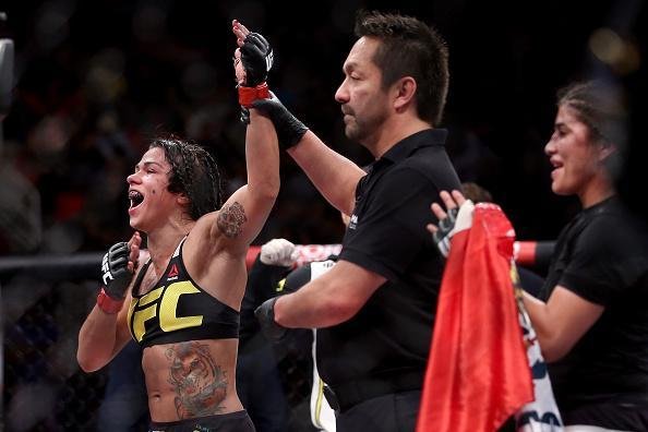 Claudinha Gadelha (luvas vermelhas) venceu Jessica Aguilar por deciso unnime