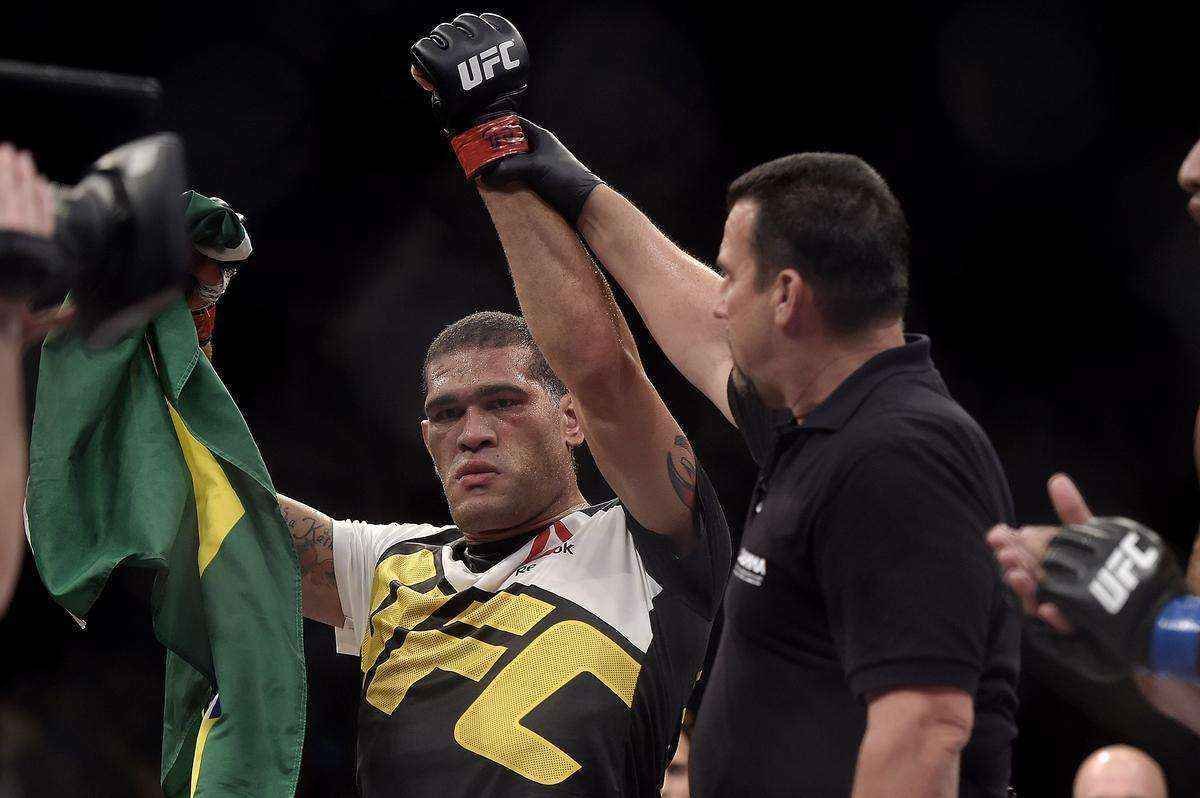 Antnio Pezo Silva (bermuda preta) venceu Soa Palelei por nocaute tcnico no segundo round