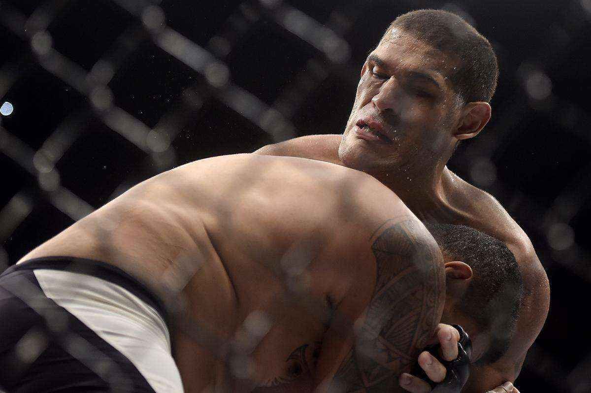 Antnio Pezo Silva (bermuda preta) venceu Soa Palelei por nocaute tcnico no segundo round