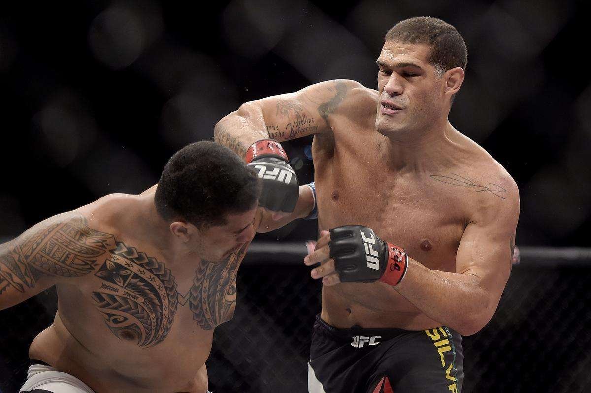 Antnio Pezo Silva (bermuda preta) venceu Soa Palelei por nocaute tcnico no segundo round