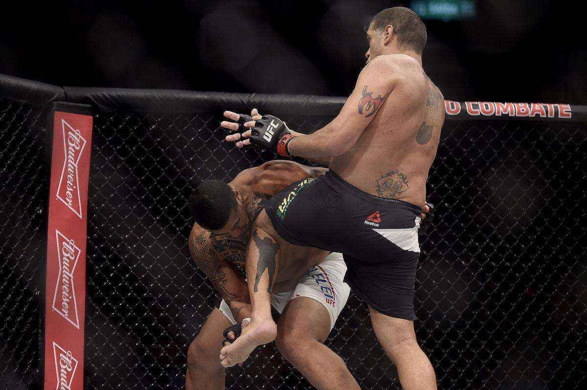 Antnio Pezo Silva (bermuda preta) venceu Soa Palelei por nocaute tcnico no segundo round