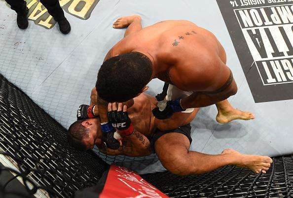 Antnio Pezo Silva (bermuda preta) venceu Soa Palelei por nocaute tcnico no segundo round