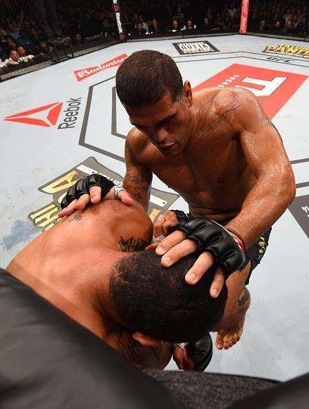 Antnio Pezo Silva (bermuda preta) venceu Soa Palelei por nocaute tcnico no segundo round