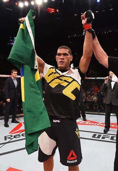 Antnio Pezo Silva (bermuda preta) venceu Soa Palelei por nocaute tcnico no segundo round