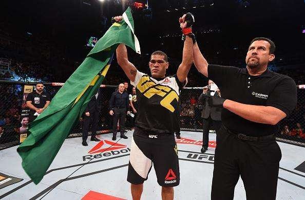 Antnio Pezo Silva (bermuda preta) venceu Soa Palelei por nocaute tcnico no segundo round