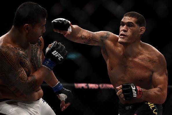 Antnio Pezo Silva (bermuda preta) venceu Soa Palelei por nocaute tcnico no segundo round