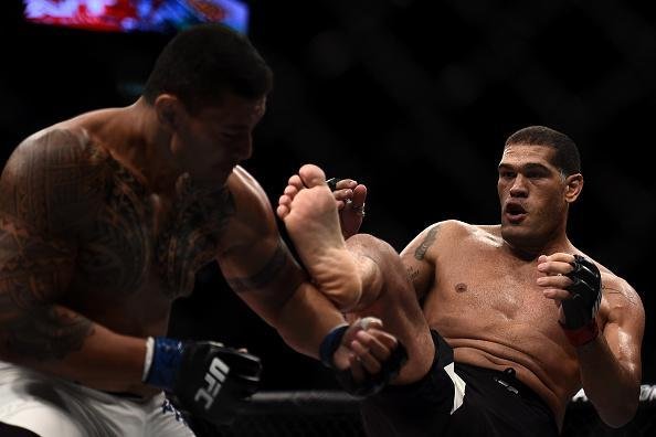 Antnio Pezo Silva (bermuda preta) venceu Soa Palelei por nocaute tcnico no segundo round