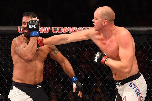 Stefan Struve (bermuda branca) venceu Rodrigo Minotauro Nogueira por deciso unnime