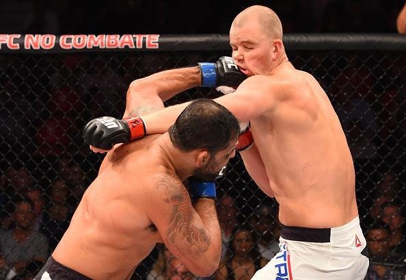 Stefan Struve (bermuda branca) venceu Rodrigo Minotauro Nogueira por deciso unnime