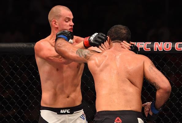 Stefan Struve (bermuda branca) venceu Rodrigo Minotauro Nogueira por deciso unnime