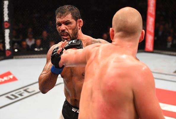 Stefan Struve (bermuda branca) venceu Rodrigo Minotauro Nogueira por deciso unnime