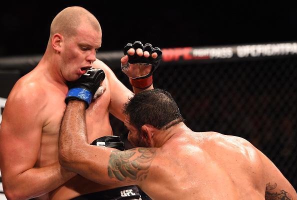 Stefan Struve (bermuda branca) venceu Rodrigo Minotauro Nogueira por deciso unnime
