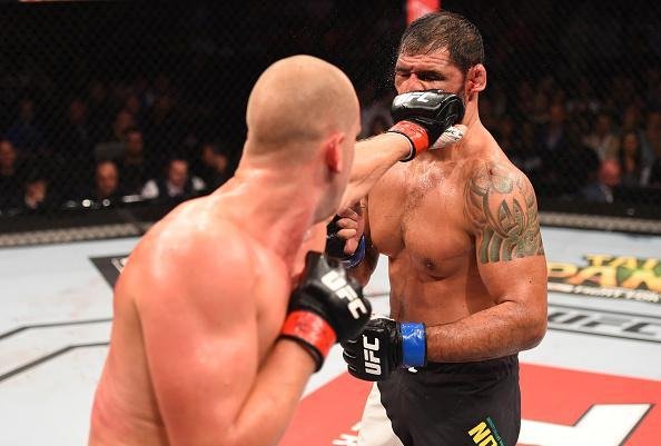 Stefan Struve (bermuda branca) venceu Rodrigo Minotauro Nogueira por deciso unnime